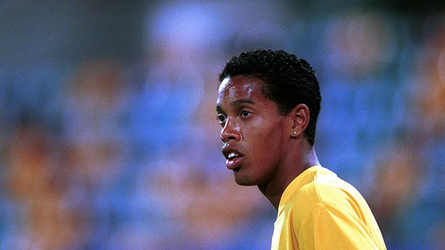 Ronaldinho tham gia học viện bóng đá năm 7 tuổi