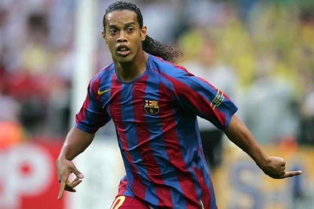 Năm 2003 Ronaldinho tham gia câu lạc bộ Barcelona