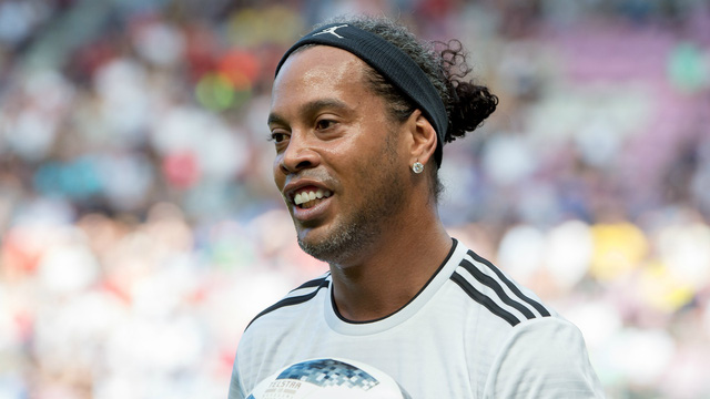 Vướng nhiều vụ bê bối đời tư, Ronaldinho quyết định hành động giải nghệ vào năm 2018