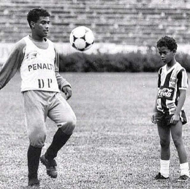 Ronaldinho học kỹ thuật chơi bóng