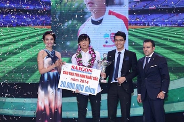 Nguyễn Tuấn Anh được vinh danh cầu thủ xuất sắc nhất việt nam 2014