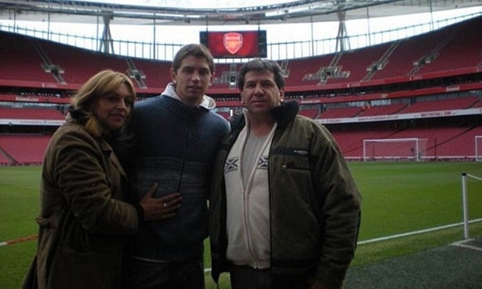 Emiliano Martínez cùng bố mẹ tại sân vận động của Arsenal