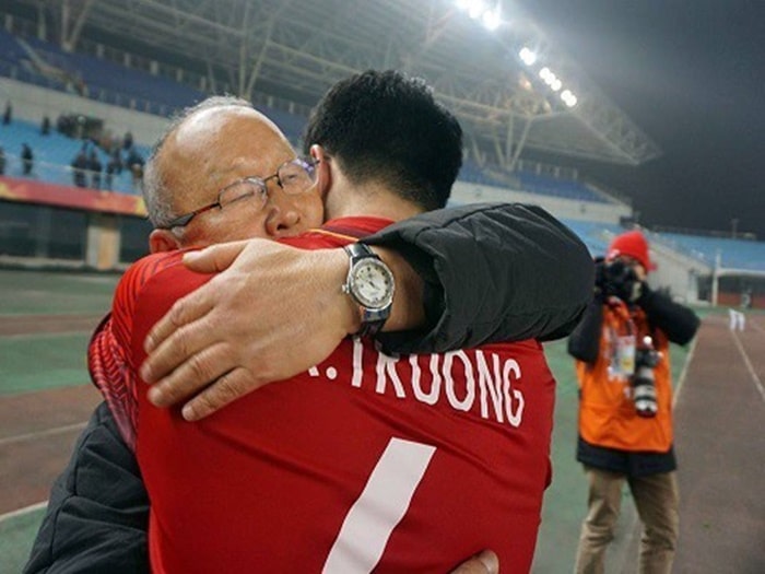 Thầy Park ôm Xuân Trường sau trận đấu ở U23 Châu Á 2018