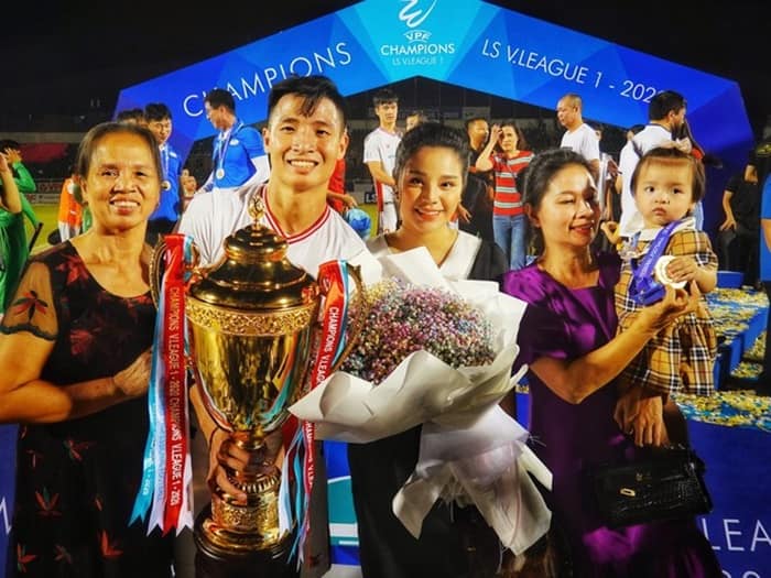 Hình ảnh ăn mừng vô địch V.League 2020 cùng gia đình