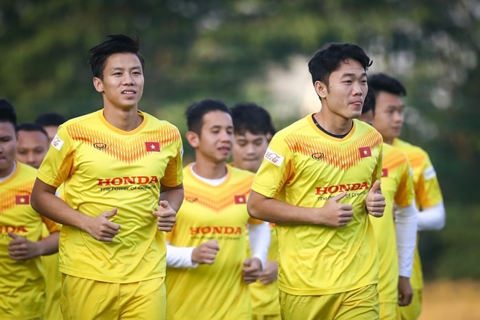 Quế Ngọc Hải tập luyện cùng các đồng đội ở tuyển Việt Nam