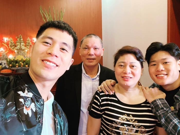 Trần Đình Trọng cùng bố, mẹ và em trai